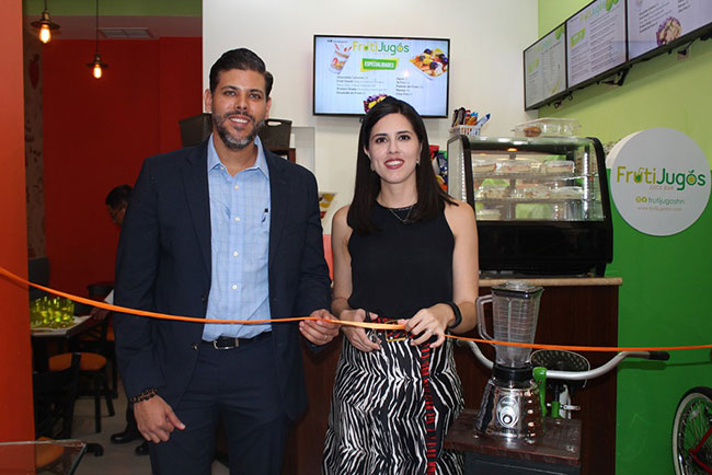 Inauguraron la tienda Marcio Aguirre y Paola Chinchilla.