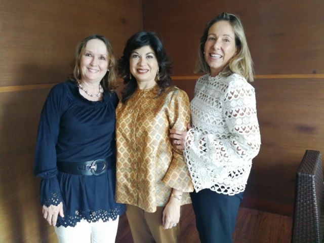 Ana Eugenia Restrepo, Patricia de Corrales y Nora de Corrales.