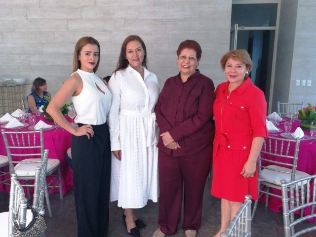 Estefania Castillo, Paula Castillo, Anny Sahury y Tina de Pacheco.