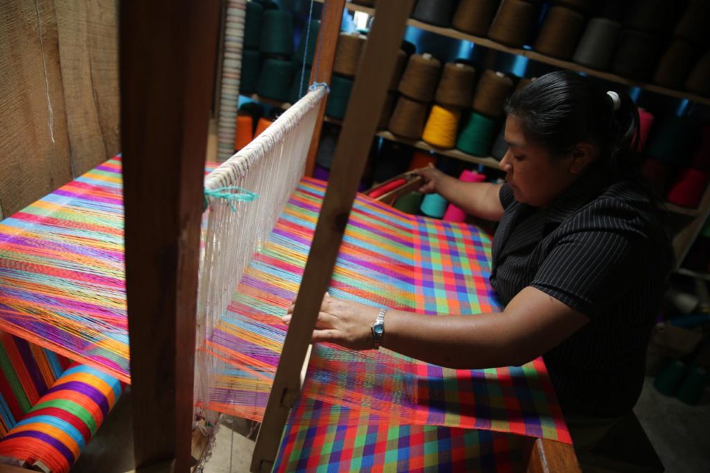 Artesano Que Da Color A Las Telas