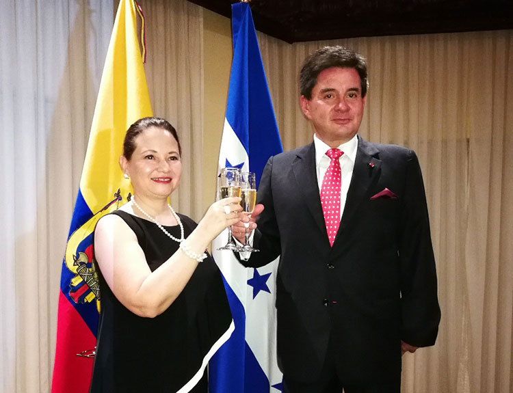 El embajador de Ecuador Miguel Vasco Viteri, junto a la vice canciller Norma Cerrato Sabillon, dirigieron el brindis.